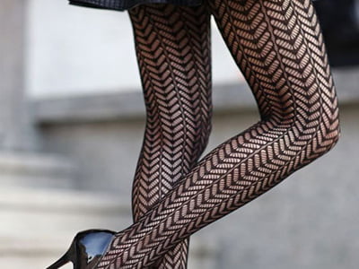 پای یک زن جوراب‌ ساق بلند