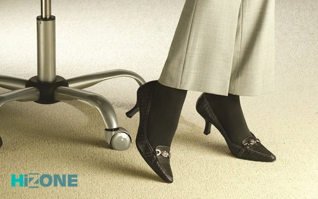 پاهای یک زن با شلوار و کفش و جوراب 