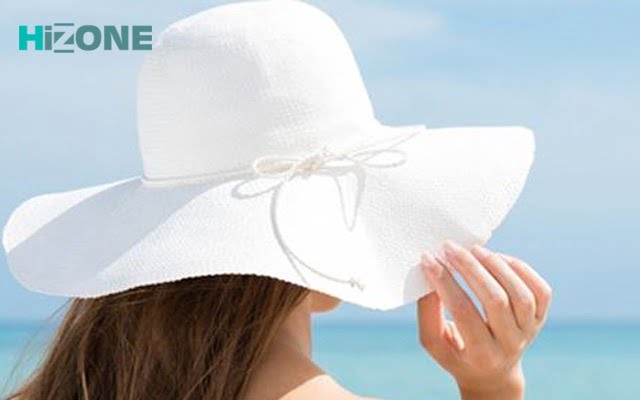 یک-زن-کلاه-سفید-ساحل