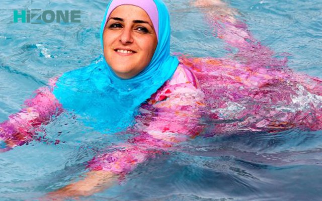 استخر یک زن درحال شنا با مایو اسلامی 