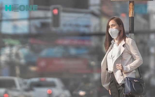 خیابان هوای آلوده یک زن با ماسک
