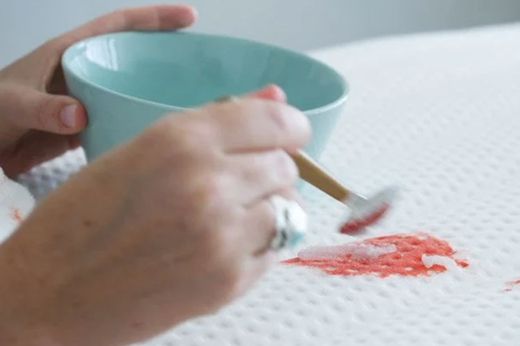 هفت روش خانگی برای پاک کردن لکه های خون از روی پارچه